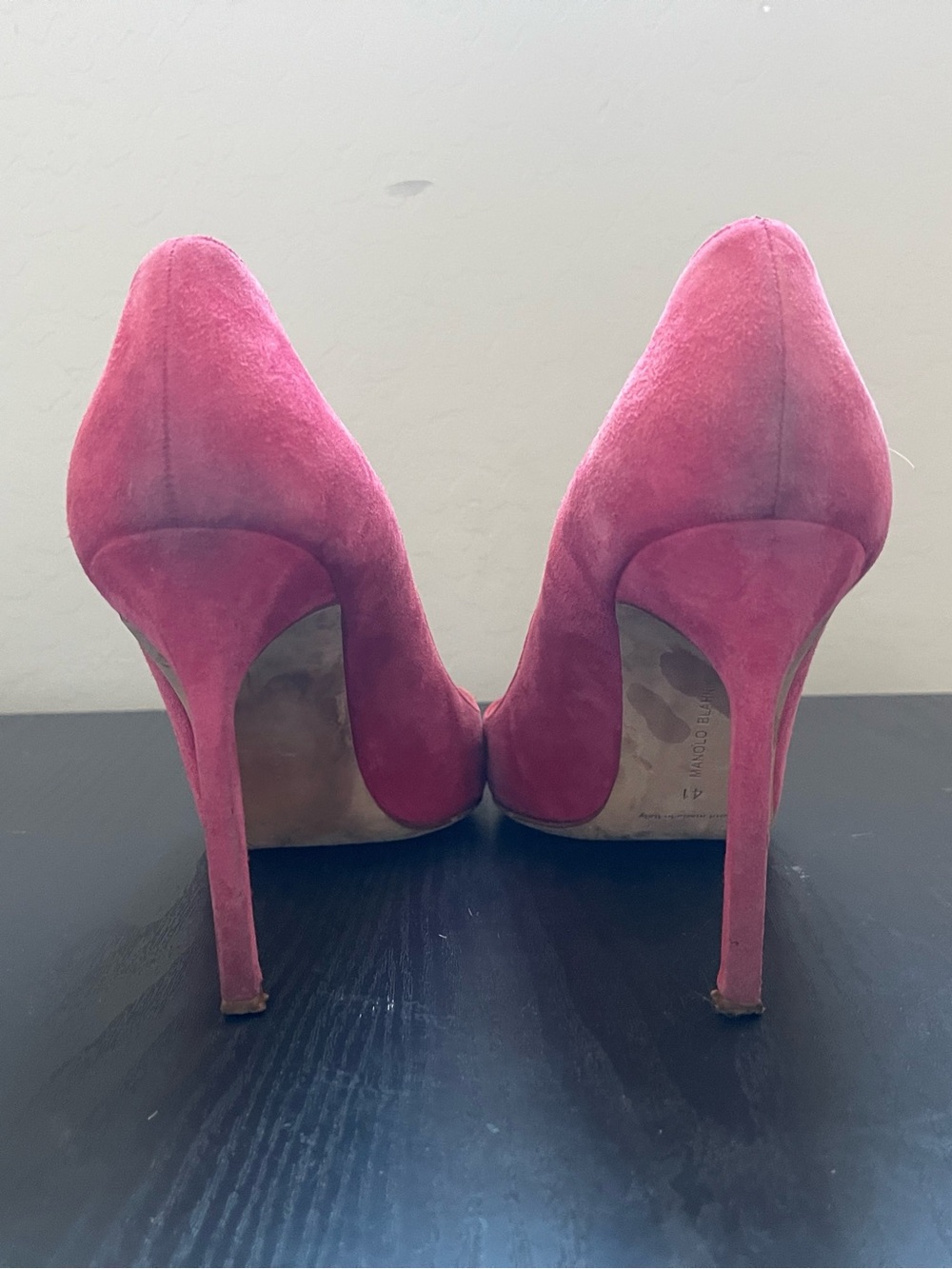 Manolo Blahnik BB 105 pointed-toe pumps in gorgeous hot pink/fuchsia suede. - Picture 3 of 5